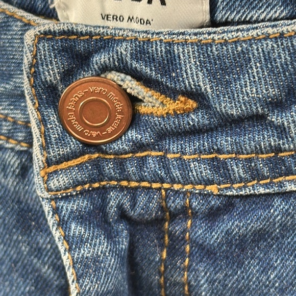 Vero Moda Medium Wash Blue Denim Jean Shorts w Raw Hem & Distressing Waist 18” - Picture 13 of 14